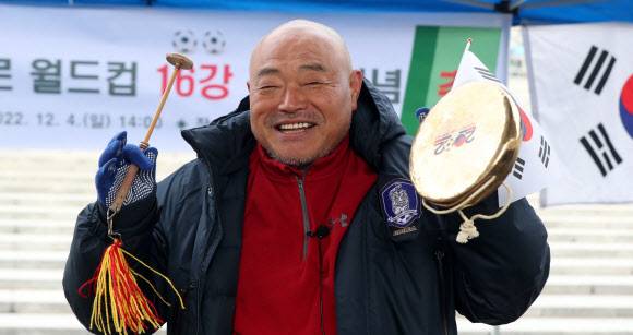 [서울=뉴시스]   방송인 김흥국이 4일 오후 서울 마포구 서울월드컵경기장 앞에서 ‘한국의 카타르 월드컵 16강 진출 삭발 공약’을 이행한 후 환한 미소를 짓고 있다. 2022.12.04.