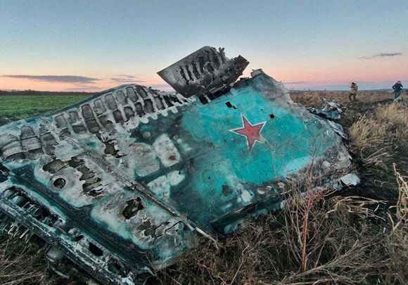 3일(현지시간) 우크라이나 무기 관련 소식을 전하는 ‘우크라이나 무기 추적’에 따르면 우크라이나 하르키우주에서 러시아군 전투기 Su-34 잔해가 발견됐다. 해당 채널은 “몇 달 전 하르키우주에서 격추됐으나 잔해는 발견되지 않았던 전투기”라며 관련 사진을 첨부했다. 2022.12.3 우크라 무기 추적