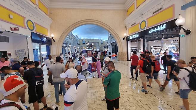 카타르 알라이얀의 한 쇼핑몰이 월드컵을 보기 위해 모인 관광객으로 붐비고 있다. 알라이얀 김동현 기자