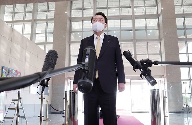 윤석열 대통령이 11월18일 서울 용산 대통령실 청사로 출근하며 기자들과 질의응답을 하고 있다.ⓒ연합뉴스