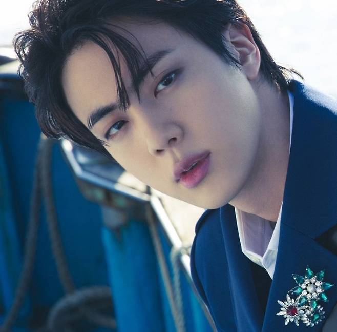 방탄소년단 진, '올해 4분기 활동 최애 남자 K팝 아티스트' 1위..뉴욕 타임스퀘어 빛냈다