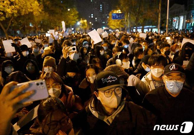 27일 베이징에서 정부의 고강도 제로 코로나19 봉쇄 정책에 항의하는 시위가 발생했다. ⓒ AFP=뉴스1 ⓒ News1 정윤영 기자