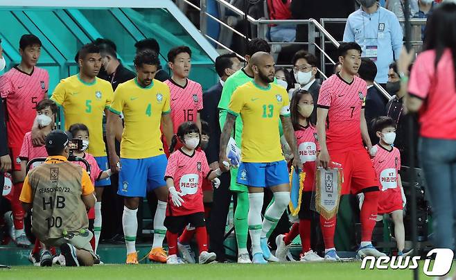 2일 오후 서울 마포구 서울월드컵경기장에서 열린 대한민국과 브라질과의 친선 경기에 앞서 양팀 선수들이 그라운드에 입장하고 있다. 2022.6.2/뉴스1 ⓒ News1 장수영 기자