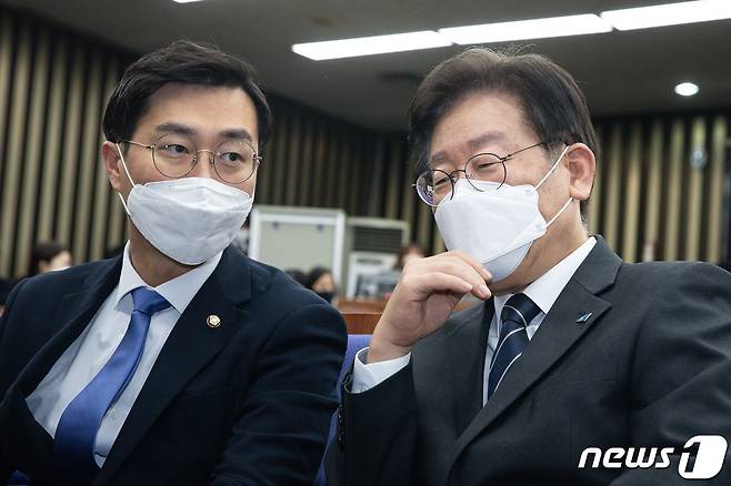 이재명 더불어민주당 대표(오른쪽)가 지난달 29일 서울 여의도 국회에서 열린 의원총회에서 장경태 최고위원과 대화를 나누고 있다. ⓒ News1 유승관 기자