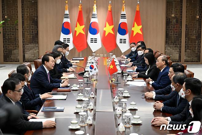 윤석열 대통령과 응우옌 쑤언 푹 베트남 국가주석이 5일 오후 용산 대통령실 청사에서 한-베트남 정상회담을 하고 있다. (대통령실 제공) 2022.12.5/뉴스1 ⓒ News1 오대일 기자