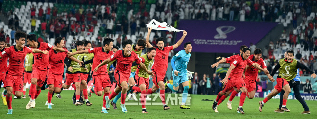 대표팀 선수들이 2일(한국시간 3일) 카타르 도하 에듀케이션 시티 스타디움에서 열린 2022 FIFA 카타르 월드컵 조별리그 H조 3차전 포르투갈과 경기 후 환호하고 있다. 2022. 12. 2.도하(카타르) | 최승섭기자 thunder@sportsseoul.com