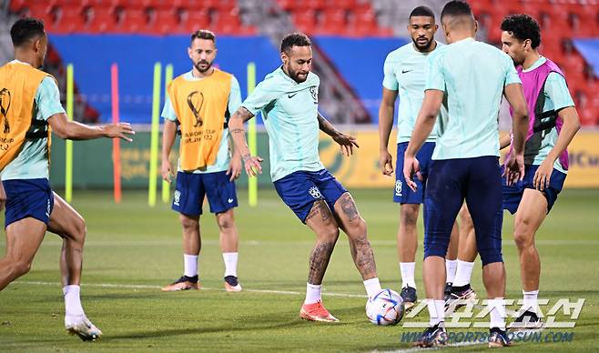 5일 브라질 축구대표팀 선수들이 카타르 도하 알 아라비 SC스타디움에서 훈련을 했다. 미니게임으로 몸을 풀고 있는 네이마르. 도하(카타르)=송정헌 기자songs@sportschosun.com/2022.12.05/