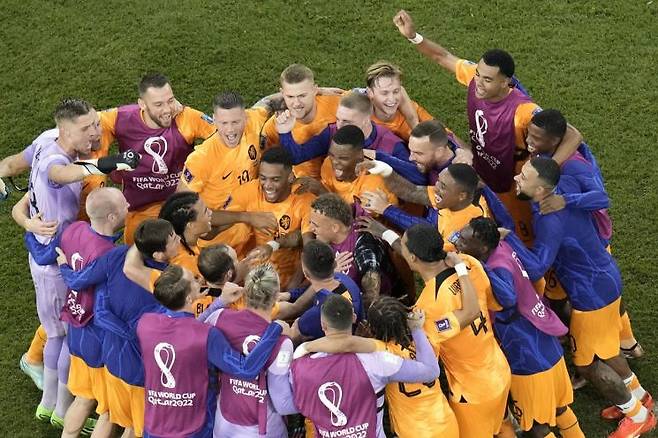 네덜란드 축구 대표팀 선수들이 3일(현지시간) 카타르 도하의 칼리파 인터내셔널 스타디움에서 열린 2022 국제축구연맹(FIFA) 카타르 월드컵 16강 미국과의 경기에서 승리한 뒤 기뻐하고 있다. 사진=AP·연합뉴스