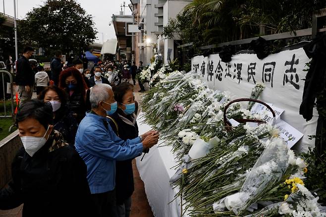 1일 홍콩의 중국 연락사무소 앞에 장쩌민 전 중국 국가주석의 조문 행렬이 이어지고 있다. 장 전 주석은 지난달 30일 백혈병 등 지병으로 상하이에서 치료를 받다가 사망했다./로이터 연합뉴스