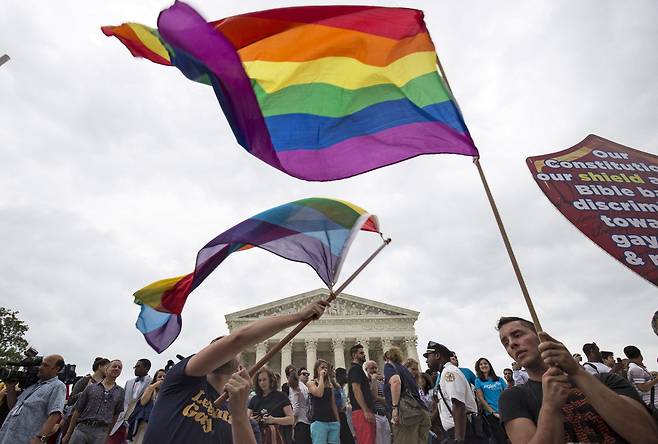 지난 2015년 6월26일 미 연방대법원이 '동성간 결혼'에 대한 판결을 내리기 전에, 성소수자들이 대법원 앞에서 합헌화하라는 시위를 하고 있다./로이터 연합뉴스