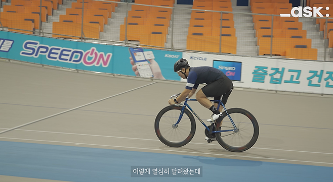 이성용(16기 37세 특선급) 선수. 광명 스피돔에서 인터뷰에 앞서 전법을 설명 중이다. ⓒ 나라가[Naraga] 유튜브 캡쳐