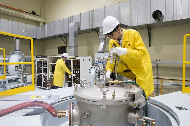 한국원자력연구원은 '원심분무 핵연료 분말 제조기술'을 적용해 고밀도 저농축 우라늄실리사이드 판형핵연료를 생산할 수 있는 기술을 개발했다. 원자력연 제공