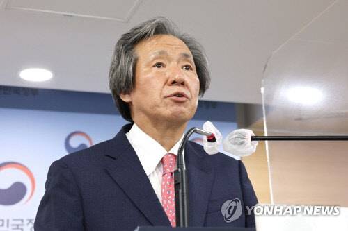 정기석 중앙재난안전대책본부 코로나19 특별대응단장이 16일 정부서울청사 브리핑실에서 코로나19 대응 현황 등을 브리핑하고 있다. 



연합뉴스 제공