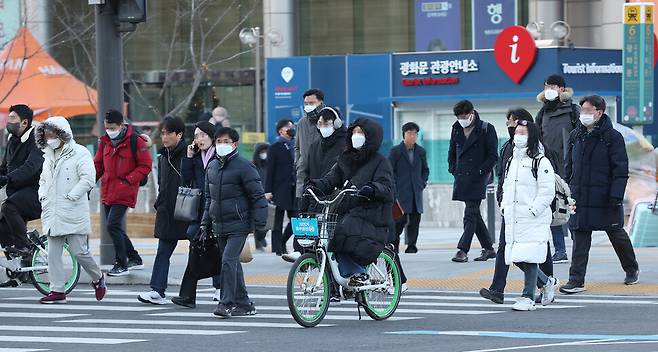 바람이 불면서 체감온도가 기온보다 5도가량 낮은 것으로 예보된 5일 오전 서울 광화문네거리에서 시민들이 횡단보도를 건너고 있다. 연합뉴스