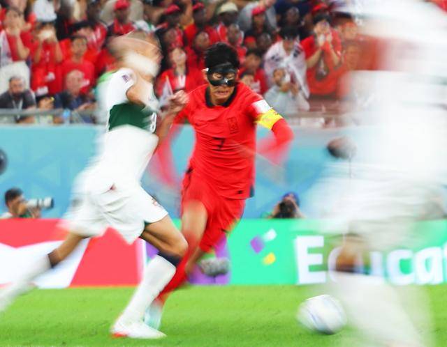 3일 2022 카타르 월드컵 조별리그 H조 3차전 대한민국과 포르투갈 경기에서 대표팀 손흥민이 드리블 돌파를 시도하고 있다. 연합뉴스