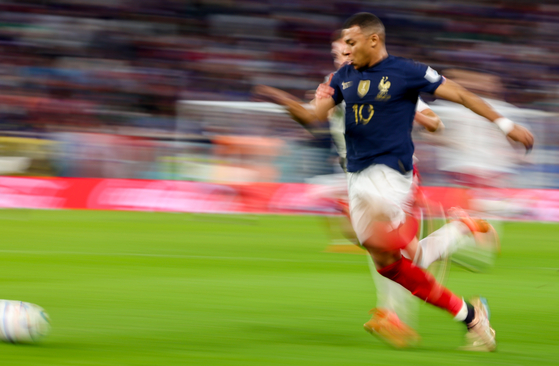 음바페가 5일 열린 2022 카타르 월드컵 16강전 프랑스와 폴란드전에서 드리블하고 있다. 연합뉴스