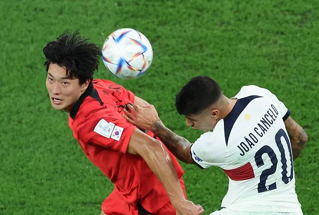 조규성의 헤딩슛   (알라이얀=연합뉴스) 김주성 기자 = 3일 오전(한국시간) 카타르 알라이얀의 에듀케이션 시티 스타디움에서 열린 2022 카타르 월드컵 조별리그 H조 3차전 대한민국과 포르투갈 경기. 조규성이 헤딩슛을 시도하고 있다. 2022.12.3   utzza@yna.co.kr (끝)  〈저작권자(c) 연합뉴스, 무단 전재-재배포 금지〉