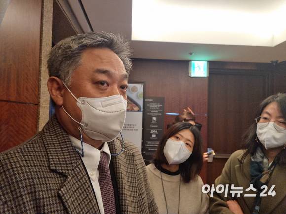 >5일 오후 서울 강남구에 위치한 '오크우드 프리미어 코엑스 센터(Oakwood Premier Coex Center)'에서 28㎓ 대역 사업자별 청문회가 진행된 가운데 박경중 LG유플러스 사업협력담당이 취재진 질의에 답변하고 있는 모습. [사진=안세준 기자]