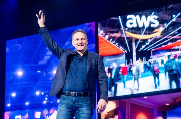 아담 셀립스키 AWS 최고경영자(CEO)는 지난달 30일(현지시간) 오전 미국 라스베이거스에서 열린 'AWS 리인벤트 2022' 기조 연설에서 인사하고 있다. [사진=AWS코리아]