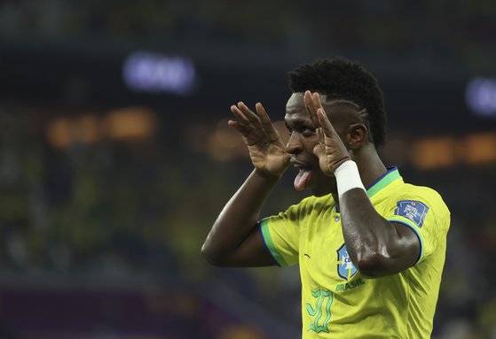 브라질 팀에서 몸값이 가장 높은 비니시우스가 스위스전에서 특유의 메롱 골 세리머니를 하는 모습. 잠시 후 노골로 판정이 번복됐다. [신화=연합뉴스]