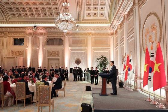 윤석열 대통령이 5일 청와대 영빈관에서 열린 응우옌 쑤언 푹 베트남 국가주석 방한 국빈만찬에서 만찬사하고 있다. 사진=대통령실 제공