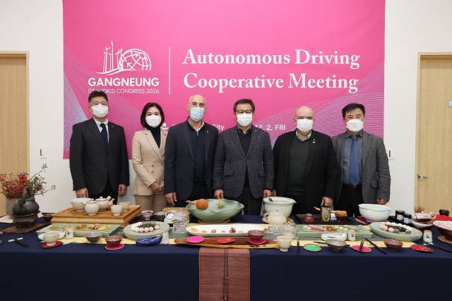 ▲ 뉴질랜드 자율주행 셔틀회사 오미오(OHMIO) 그룹 회장단은 최근 강릉시를 방문해 ITS세계총회 대비 모빌리티 서비스 발굴에 대한 협력방안을 논의했다.