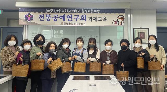 ▲ 철원생활개선회 전통공예연구회 소속 회원들이 교육을 통해 만든 공예품을 선보이고 있다.