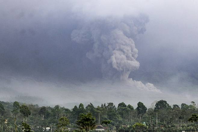 인도네시아 자바섬 동쪽 세메루 화산이 4일(현지시간) 화산재와 연기 등을 내뿜고 있다./EPA연합뉴스
