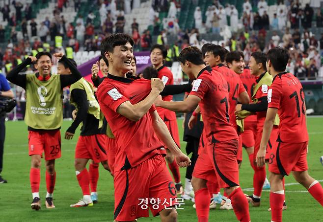 대한민국 축구대표팀 선수들이 2일(현지시간) 카타르 알라이얀 에듀케이션 시티 스타디움에서 열린 2022 카타르 월드컵 조별리그 H조 포르투갈의 경기에서 포르투갈에 2대1로 승리한 뒤 16강 진출이 결정되자 기뻐하고 있다. / 알 라이얀|권도현 기자