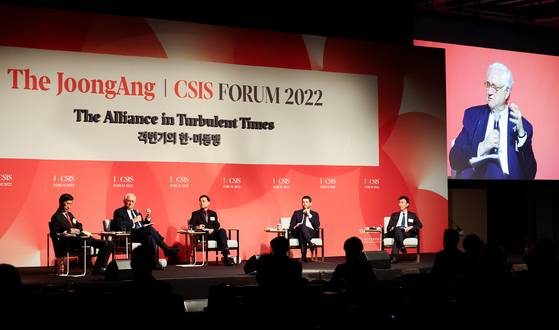 From left: former Foreign Minister Yun Byung-se, CSIS President John Hamre, Prof. Kim Jae-cheol, Foreign Affairs Editor Daniel Kurtz-Phelan and Prof. Choi Wooseon discuss U.S. foreign policy at the JoongAng-CSIS Forum ″The Alliance in Turbulent Times″ at the Shilla Hotel in Jung District, central Seoul on Thursday. [WOO SANG-JO]