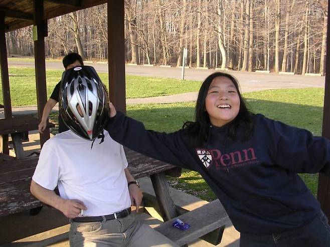 미국에 사는 동안 주말이면 집 근처 공원에 가서 이러고 놀았다. 초등학생이던 딸아이가 지금은 28살이다. 사진=임송