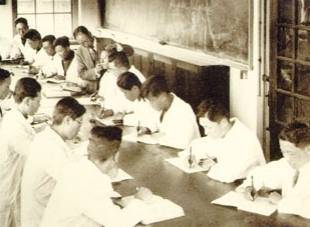 일제강점기 세브란스의학교 피부과 학생들을 지도하는 오긍선. 지금의 연세대 의대 전신이다.