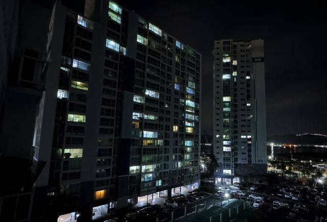 2022 카타르월드컵 H조 예선 한국과 포르투갈 경기가 열린 3일 새벽 경남 창원시 마산합포구 한 아파트 단지 내 평소 같은 시간대와 달리 많은 가구 거실에 불이 켜져 있다. 연합뉴스