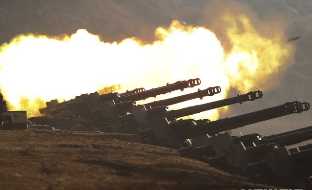 북한의 서부전선 포병부대가 포사격 대항 경기에 참여해 포를 발사하고 있는 모습. 사진은 기사 내용과 무관함. 뉴시스