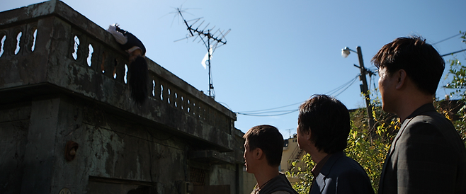 문아정의 시체는 지나가는 사람 누구든 볼 수 있는 건물 옥상 난간에 걸려 있었다. [사진 제공=CJ엔터테인먼트]