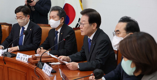 이재명 더불어민주당 대표(왼쪽 셋째)가 5일 서울 여의도 국회에서 열린 최고위원회 회의에서 발언하고 있다.  <한주형 기자>