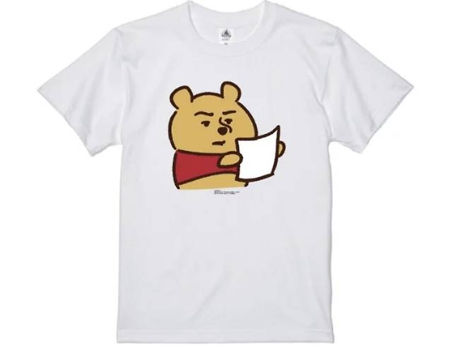일본의 디즈니 스토어에서 코로나제로 반대 시위의 상징인 ‘백지’를 든 곰돌이 푸우 티셔츠가 판매되고 있다고 NPR 등 외신이 4일(현지시간) 보도했다.  [출처 : NPR]