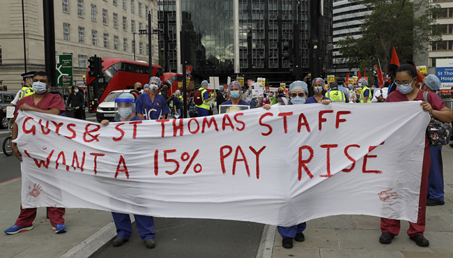 영국 간호사들이 15% 임금 인상을 요구하며 런던에서 시위를 벌이는 모습. AP·뉴시스