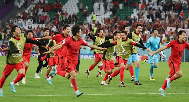 지난 3일 오전(한국시간) 카타르 알라이얀의 에듀케이션 시티 스타디움에서 열린 2022 카타르 월드컵 조별리그 H조 3차전 대한민국과 포르투갈 경기에서 승리를 거두며 16강 진출에 성공한 대표팀 이강인 등 선수들이 기뻐하며 그라운드를 달리고 있다. [연합]