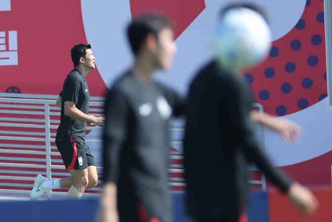 2022 카타르 월드컵 16강전 브라질과의 경기를 앞둔 축구대표팀의 김민재가 4일 오전(한국시간) 카타르 도하 알에글라 훈련장에서 팀훈련에 빠진 채 혼자 러닝을 하고 있다. [연합]