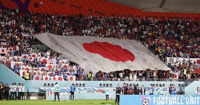 [알라이얀(카타르)=뉴시스] 백동현 기자 = 1일(현지시간) 오후 카타르 알라이얀 칼리파 스타디움에서 열린 2022 카타르 월드컵 조별리그 E조 3차전 일본과 스페인의 경기, 일본 국가가 연주될 때 축구 팬들이 대형 국기를 펼치고 있다. 2022.12.02. livertrent@newsis.com