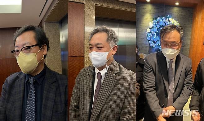 [서울=뉴시스] 과학기술정보통신부는 5일 서울 한 호텔에서 SK텔레콤, KT, LG유플러스를 상대로 28㎓ 할당 이행점검 처분에 따른 청문 자리를 가졌다. 현장에는 주파수 할당 취소 처분이 예정된 KT, LG유플러스와 이용기간 10% 단축이 예고된 SK텔레콤이 참석했다. (왼쪽부터) 이상헌 SK텔레콤 실장, 박경중 LG유플러스 상무, 김광동 KT 상무. (사진=심지혜 기자) 2022.12.5