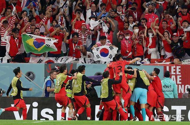 [알라이얀(카타르)=뉴시스] 조성우 기자 = 2일(현지시간) 카타르 알라이얀 에듀케이션 시티 스타디움에서 열린 2022 카타르 월드컵 H조 최종 3차전 대한민국과 포르투갈의 경기, 후반전 한국 황희찬이 역전골을 터뜨린 후 손흥민 등 동료들과 기뻐하고 있다. 2022.12.03. xconfind@newsis.com