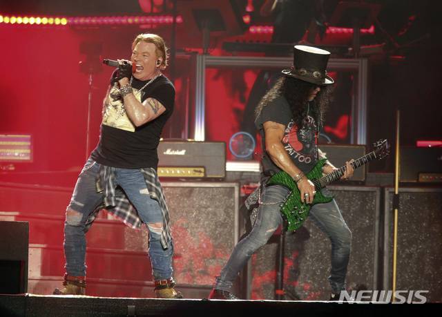 [서울=뉴시스/AP] 밴드 '건즈 앤 로지즈'