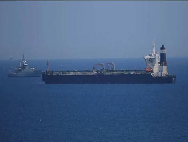 [서울=뉴시스]우크라이나 침공에 대한 유럽연합(EU)의 러시아에 대한 제재 조치의 일환으로 그리스가 에게해에서 러시아 유조선을 나포했다고 그리스 당국이 4월19일 밝혔다. <사진 출처 : 데브디스코스닷컴> 2022.4.19