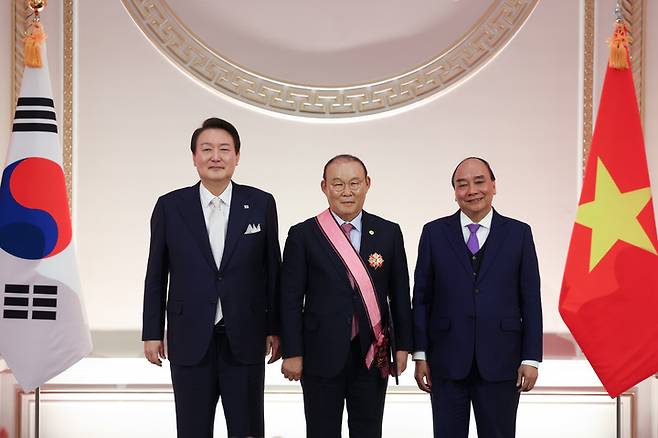 [서울=뉴시스] 윤석열 대통령이 5일 청와대 영빈관에서 열린 응우옌 쑤언 푹 베트남 국가주석 방한 국빈만찬에서 박항서 베트남 축구 국가대표팀 감독에게 수교훈장 흥인장을 수여한 후 기념촬영하고 있다. (사진=대통령실 제공) 2022.12.05. photo@newsis.com *재판매 및 DB 금지