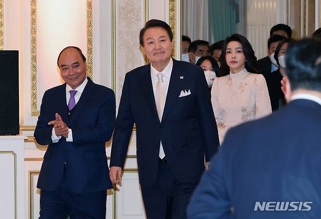 [서울=뉴시스] 전신 기자 = 윤석열 대통령과 부인 김건희 여사가 5일 청와대 영빈관에서 열린 응우옌 쑤언 푹 베트남 국가주석 방한 국빈만찬에 입장하고 있다. (대통령실통신사진기자단). 2022.12.05. photo1006@newsis.com