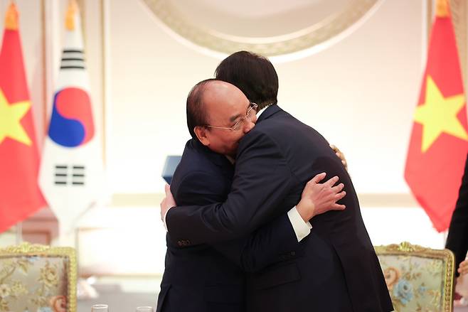 [서울=뉴시스] 윤석열 대통령이 5일 청와대 영빈관에서 열린 국빈만찬에서 응우옌 쑤언 푹 베트남 국가주석과 포옹하고 있다. (사진=대통령실 제공) 2022.12.05. photo@newsis.com *재판매 및 DB 금지