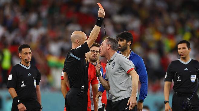 한국시간 지난 28일 열린 2022 카타르 월드컵 H조 2차전 한국 vs 가나 경기에서 조기 종료를 선언한 테일러 심판에게 벤투 감독이 항의를 하자, 테일러 심판이 레드카드를 꺼내들고 있다. (사진=AP)