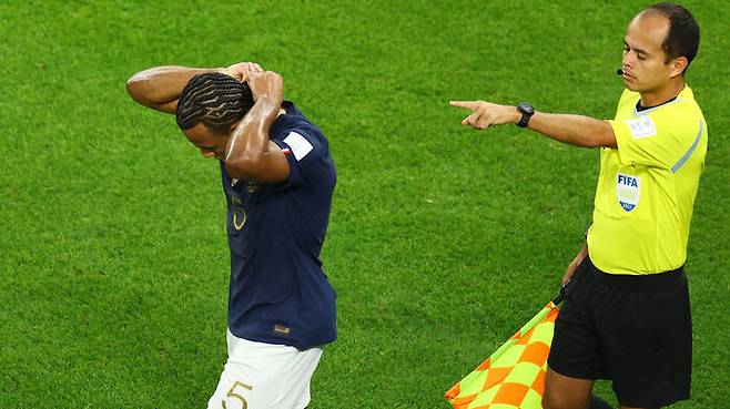 프랑스의 쥘 쿤데에게 금목걸이를 제거하라고 지시하는 심판. (사진=AP/연합뉴스)